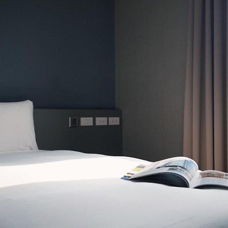 Hotel Leisure 台中輕行旅 Taichung Exterior foto