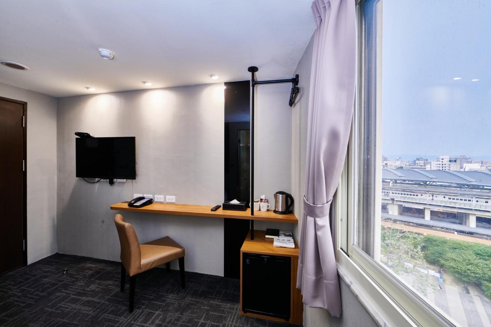 Hotel Leisure 台中輕行旅 Taichung Exterior foto
