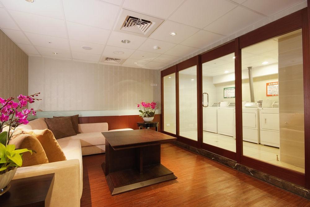 Hotel Leisure 台中輕行旅 Taichung Exterior foto