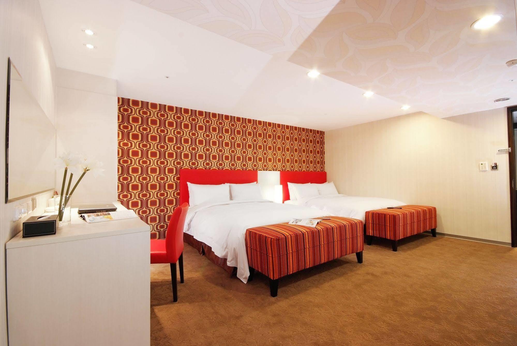 Hotel Leisure 台中輕行旅 Taichung Exterior foto