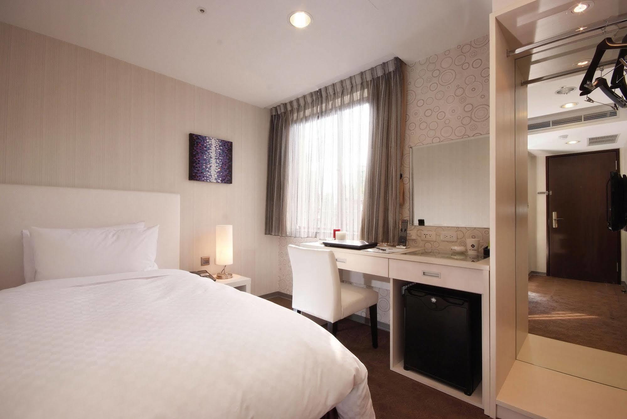 Hotel Leisure 台中輕行旅 Taichung Exterior foto