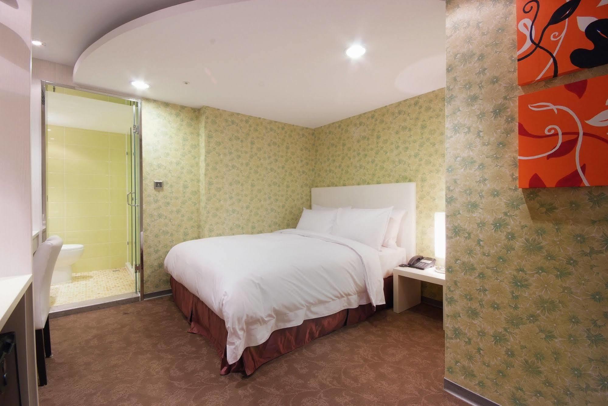 Hotel Leisure 台中輕行旅 Taichung Exterior foto