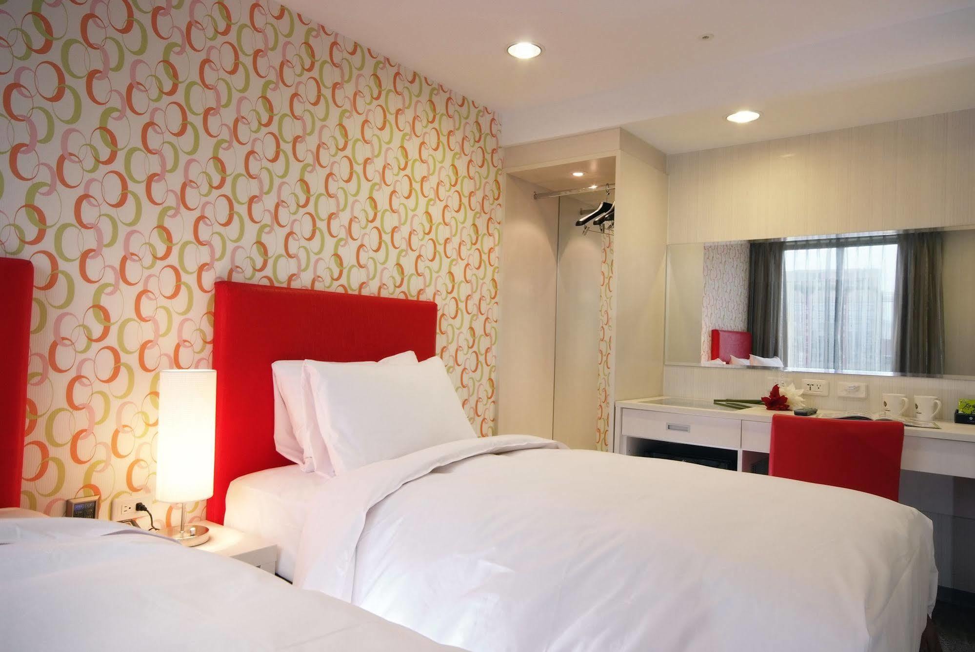 Hotel Leisure 台中輕行旅 Taichung Exterior foto