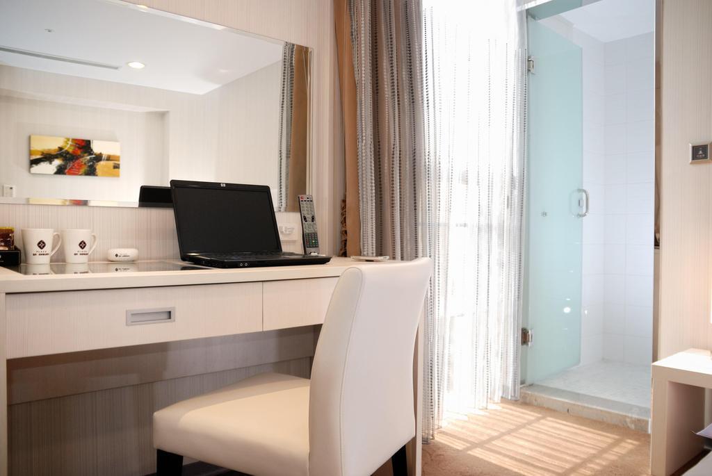 Hotel Leisure 台中輕行旅 Taichung Exterior foto